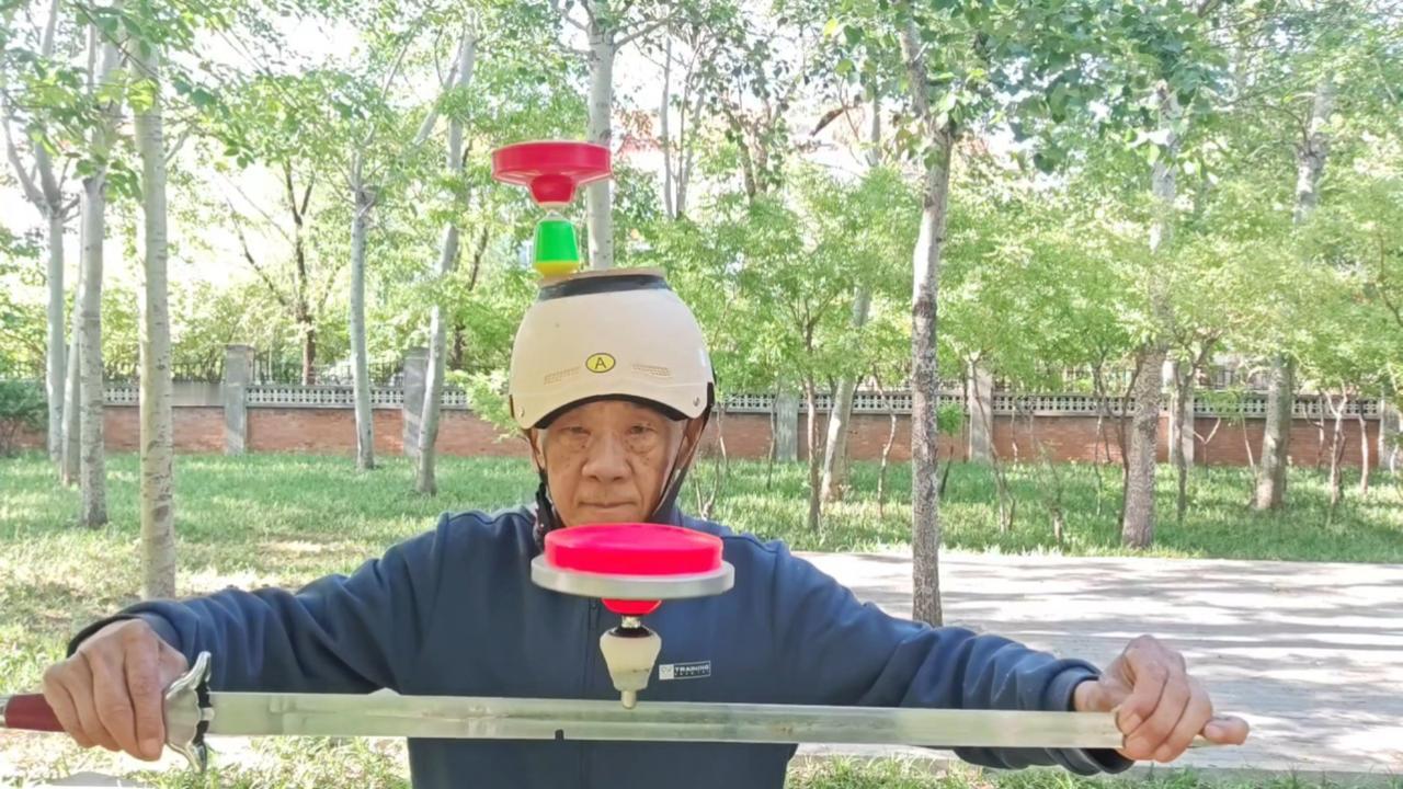 玩耍头盔剑刃空竹旋转！自编自拍头盔剑刃空竹旋转！