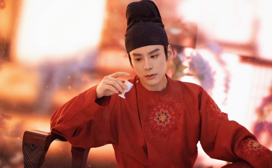 魏哲鸣你是懂我们想看什么的魏哲鸣你是真懂！红衣造型既符合角色又戳中审美，这波必须