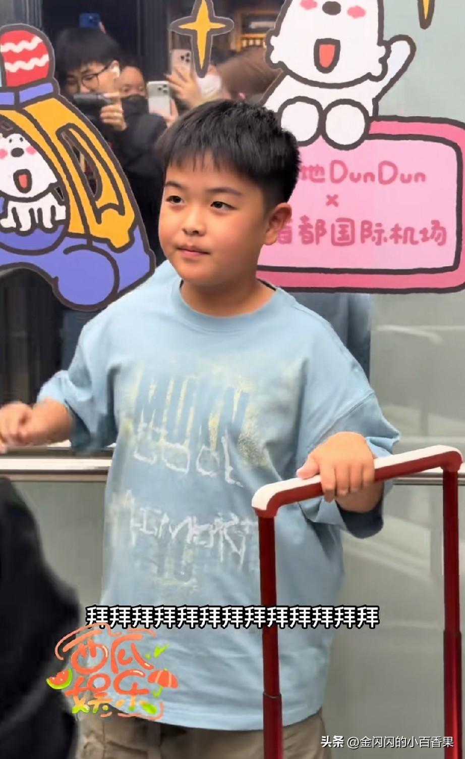 这朵朵可太招人稀罕了！虎头虎脑的，在北京机场那忙的，可爱的小手攥着大大大行李箱拉