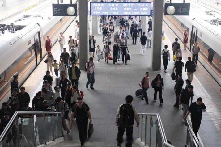 国铁头条【国铁太原局端午假期发送旅客162.56万人次】6月22日，为期5天的2