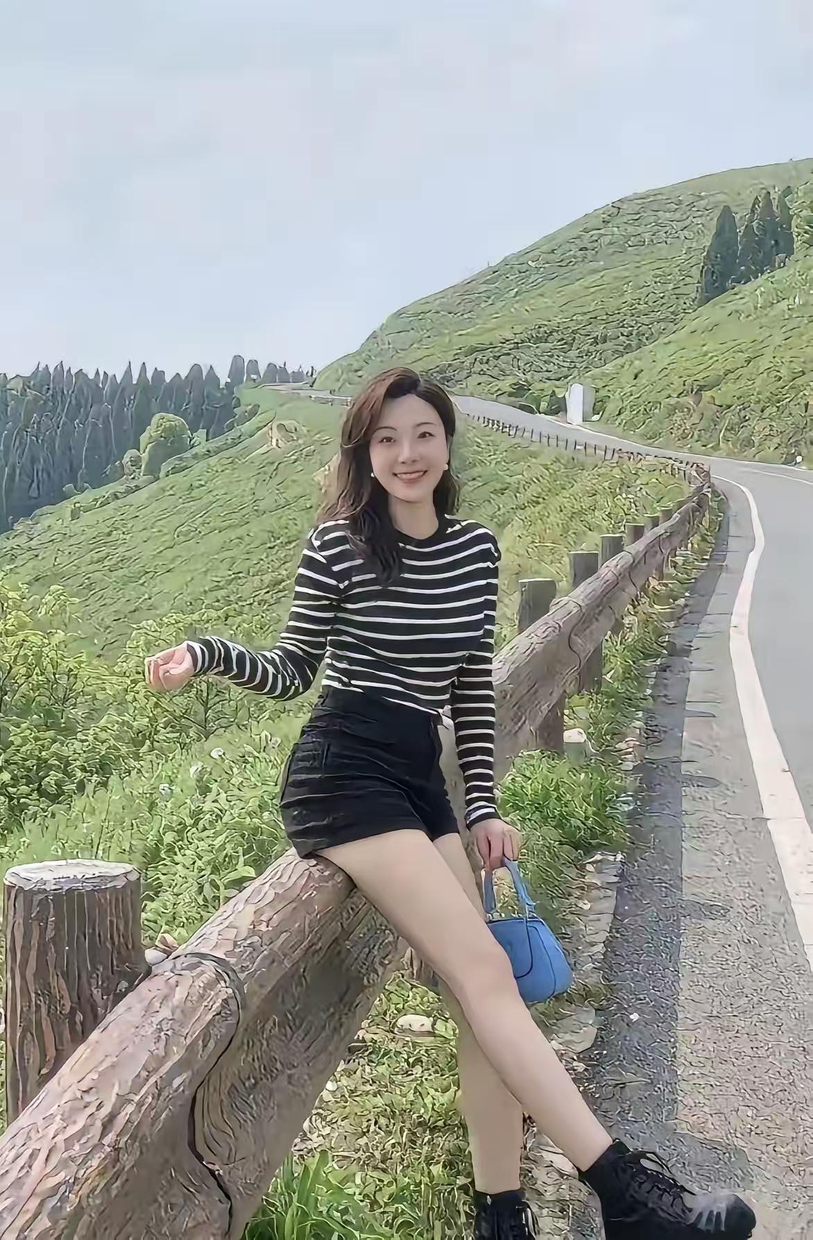 天净沙·媚女游景
天清视野宽平，
路弯绕似回形。
媚女娇姿弄影。
活泼情盛，
妖