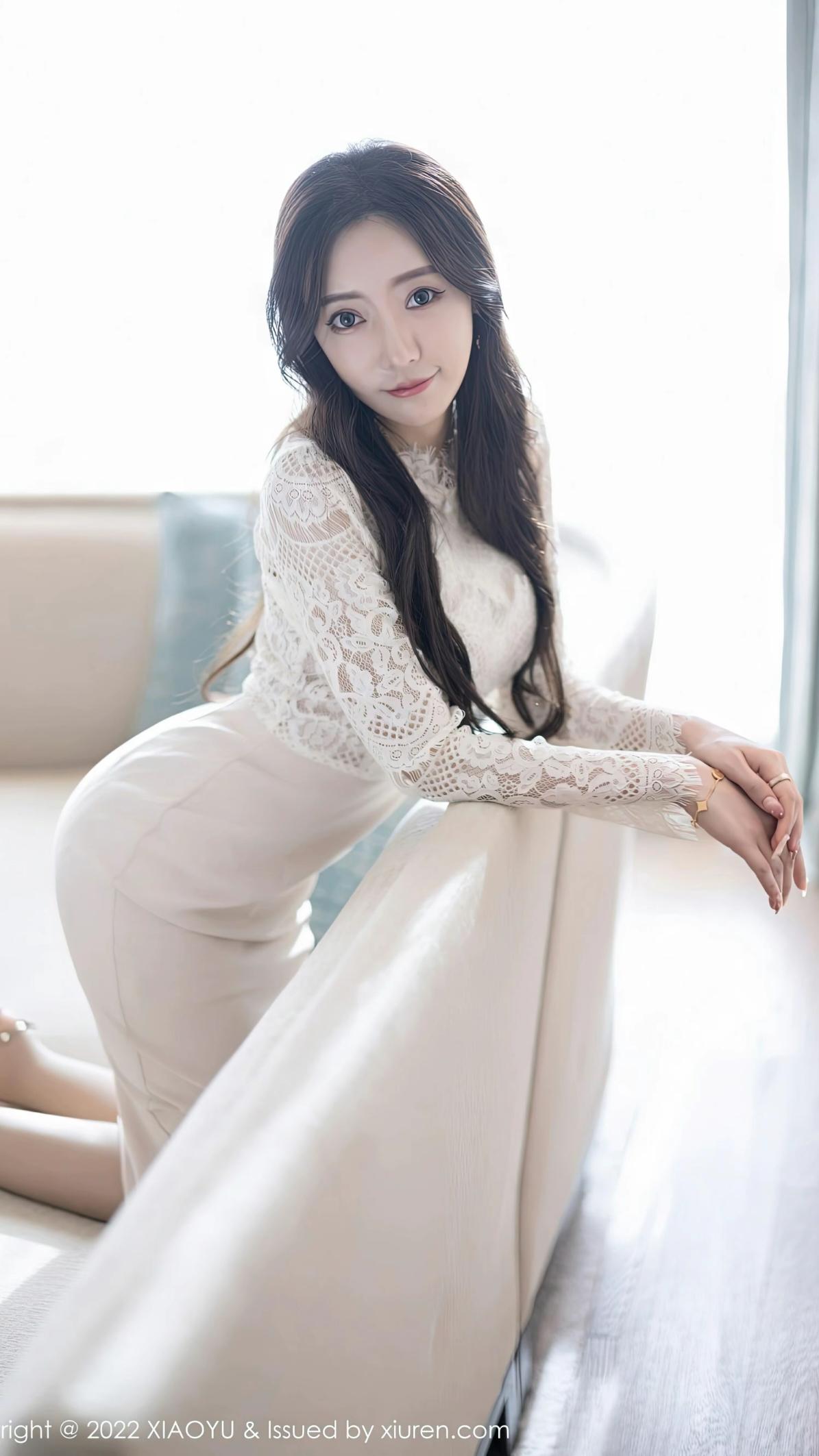 五官玲珑精致，气质脱俗，一眼便难以忘怀。高雅气质美女 好身材性感女神