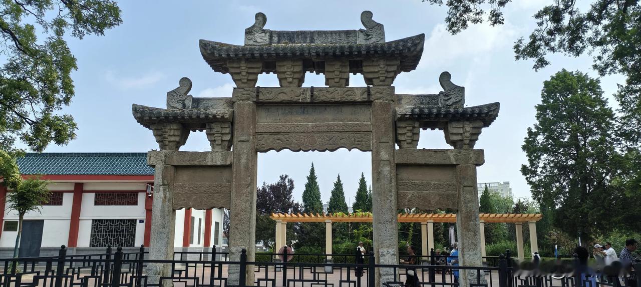 平凉的牌坊
平凉有一座石牌坊，据说是明代东岳泰山行祠牌坊。离开山东，还能够在陇上