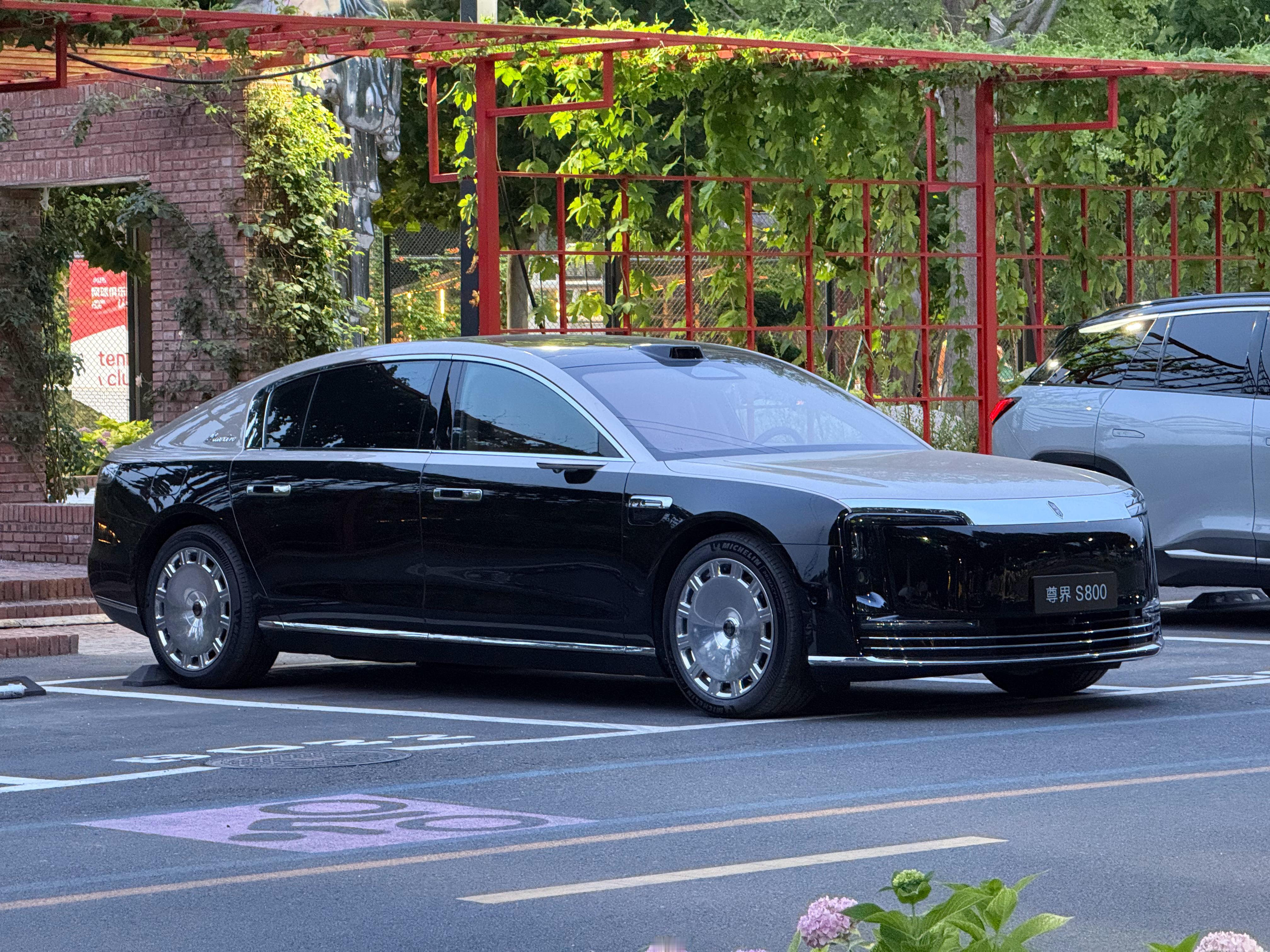 下班看了看尊界S800，第一次见实车，气场比照片强很多～ ​​​