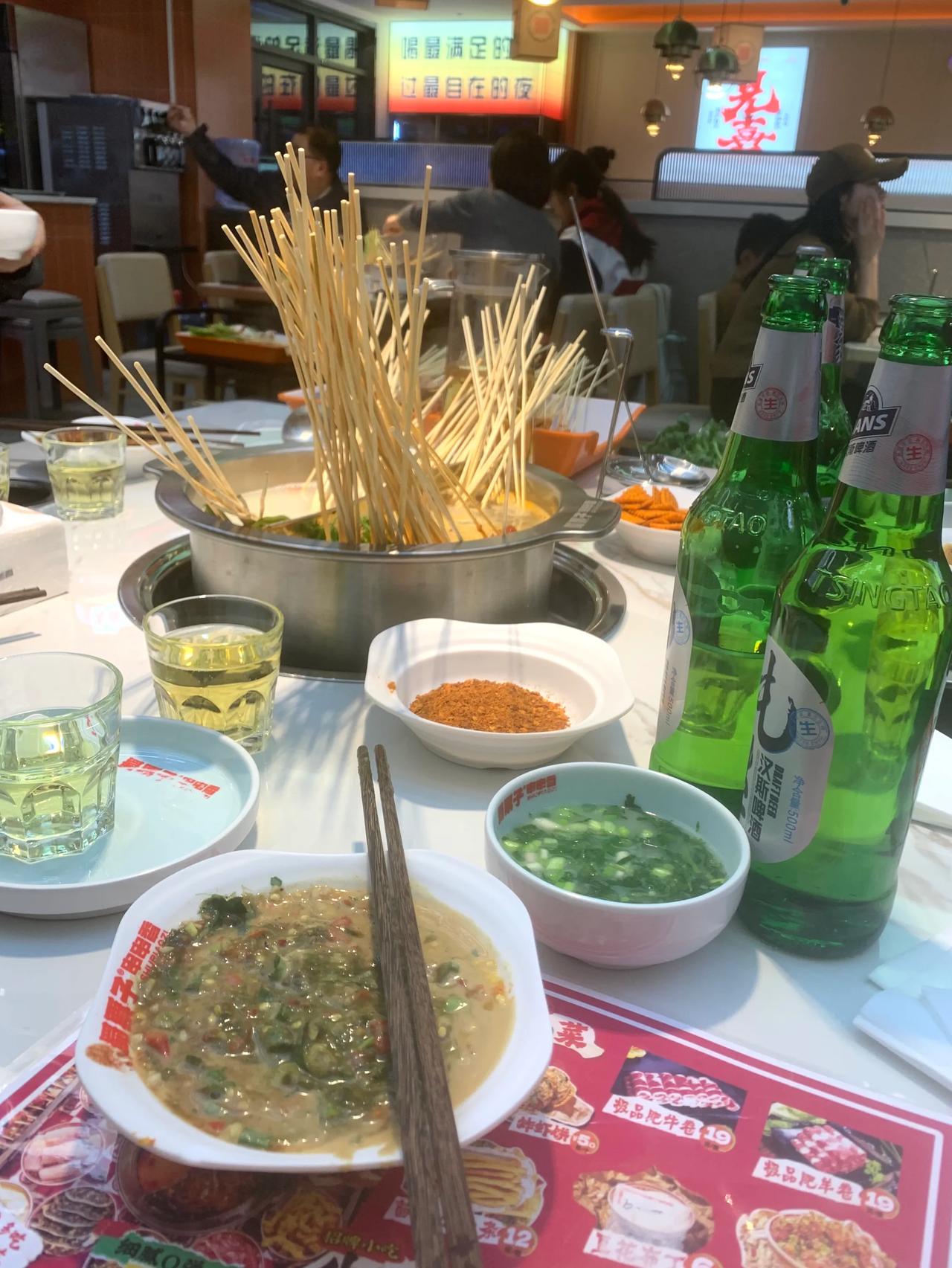 诗和远方是个屁，啤酒串串最地气。