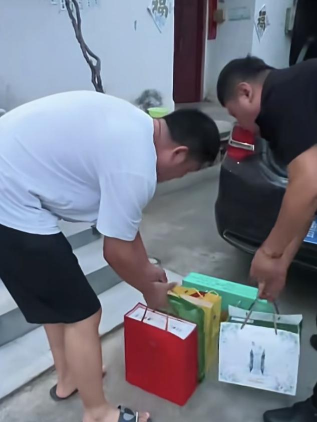 明天就是中秋节了，女儿出嫁了的，大都在今晚给娘家爸妈送节礼，爸妈要忙活着开酒席，