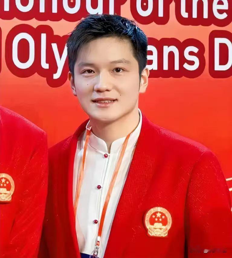 我问门卫大爷，
为什么大家都喜欢樊振东？

大爷擦擦眼镜说：“我看球比你岁数都大