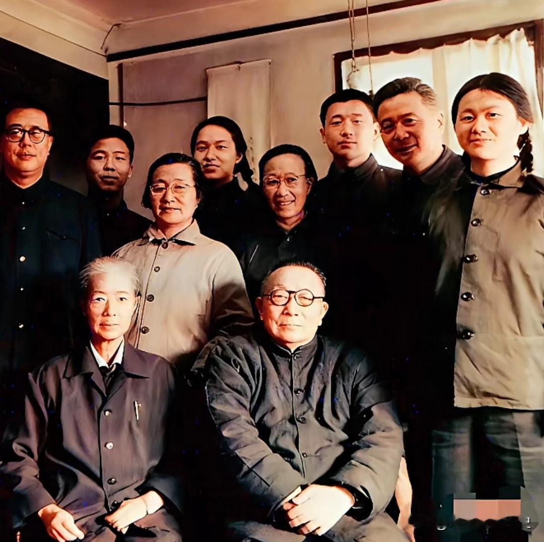 这张拍摄于1975年的黑白合影，定格了邓稼先与岳父许德珩、岳母劳展君及家人的温馨