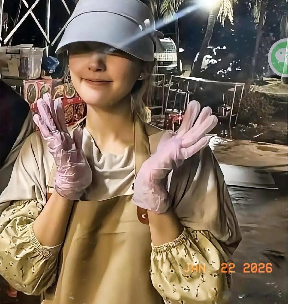 🔥赵露思海南街头摆摊卖蛋烘糕，这是要“转行”？

近日，赵露思在海南街头摆摊卖