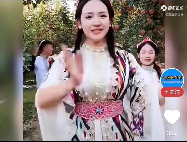 小松和秋秋在新疆日以继夜的搞直播带货，从吃的到用的，已经连续三天三夜，也够拼的。