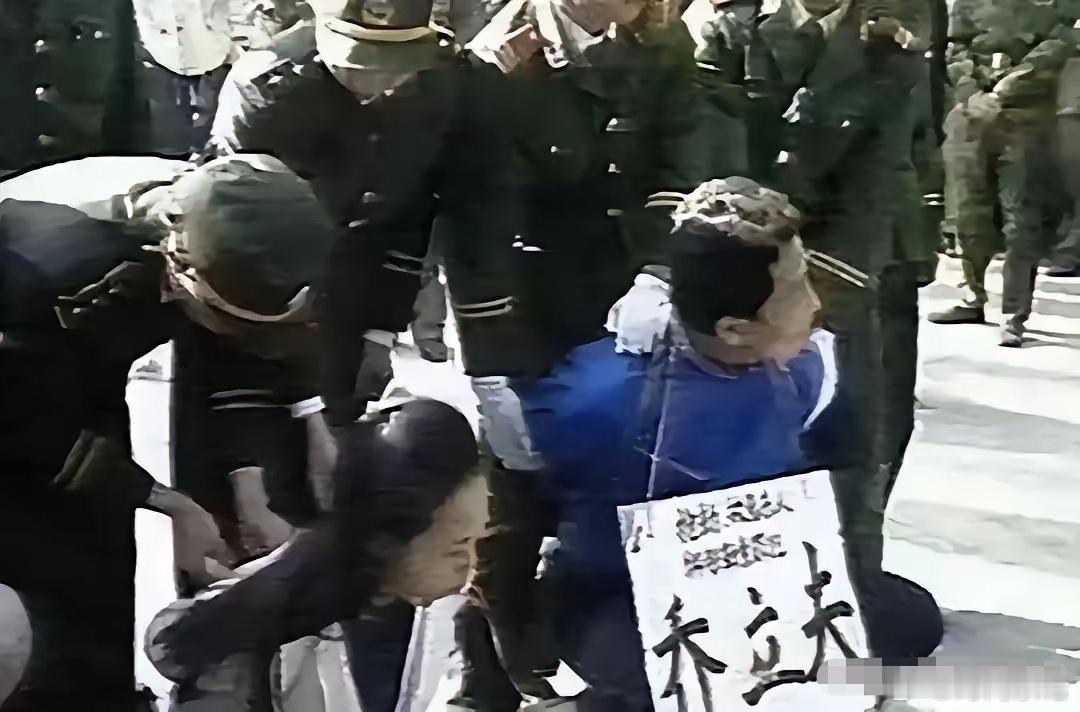 1995年，“全国散打冠军”乔立夫，被押往了东莞郊外刑场的路上留下一张罕见合影！