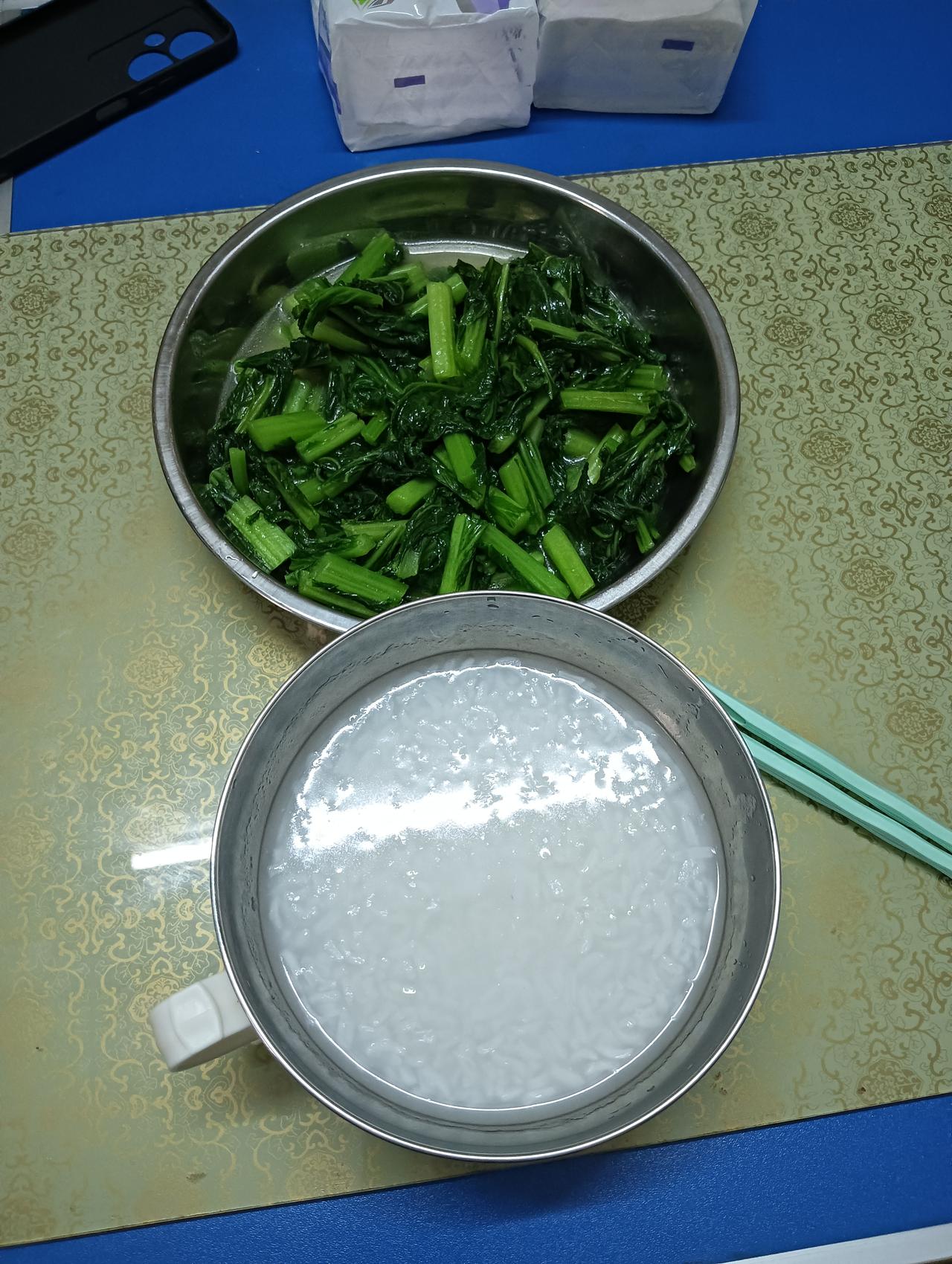 今天一点口味都没有，只能煮一点稀饭吃了。炒了一点青菜。一个人简简单单又一场。感冒