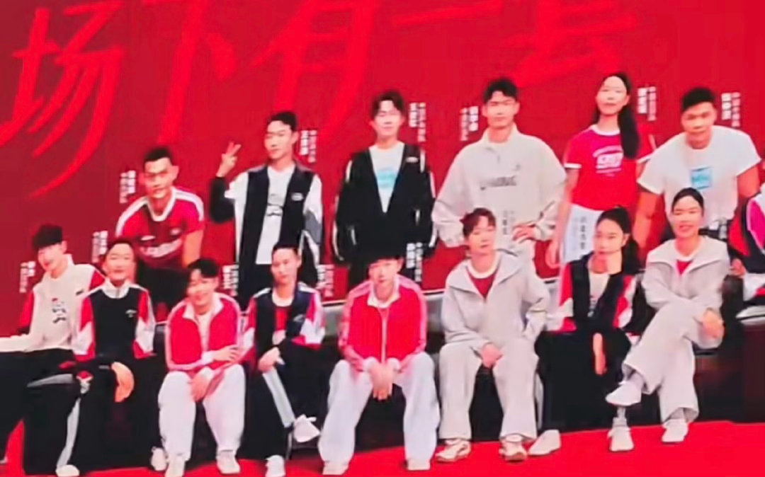 C位真的。很已婚感啊。。。嗑晕了 就是很已婚啊。。一看就是两口子。。。 