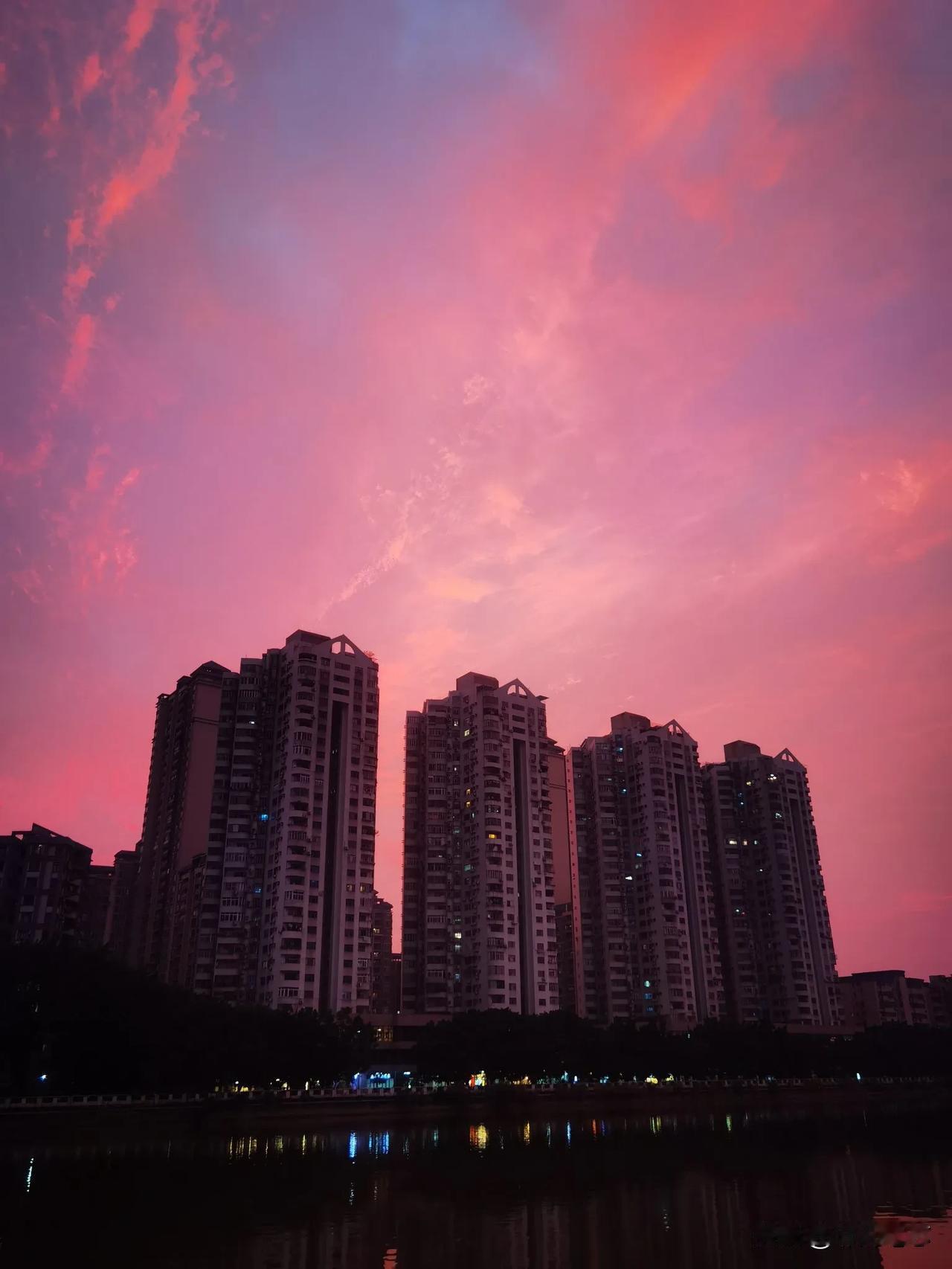 可以分享一张你的最美晚霞照吗昨天傍晚江边遛狗，短短两分钟，江畔晚霞，粉色系，整个