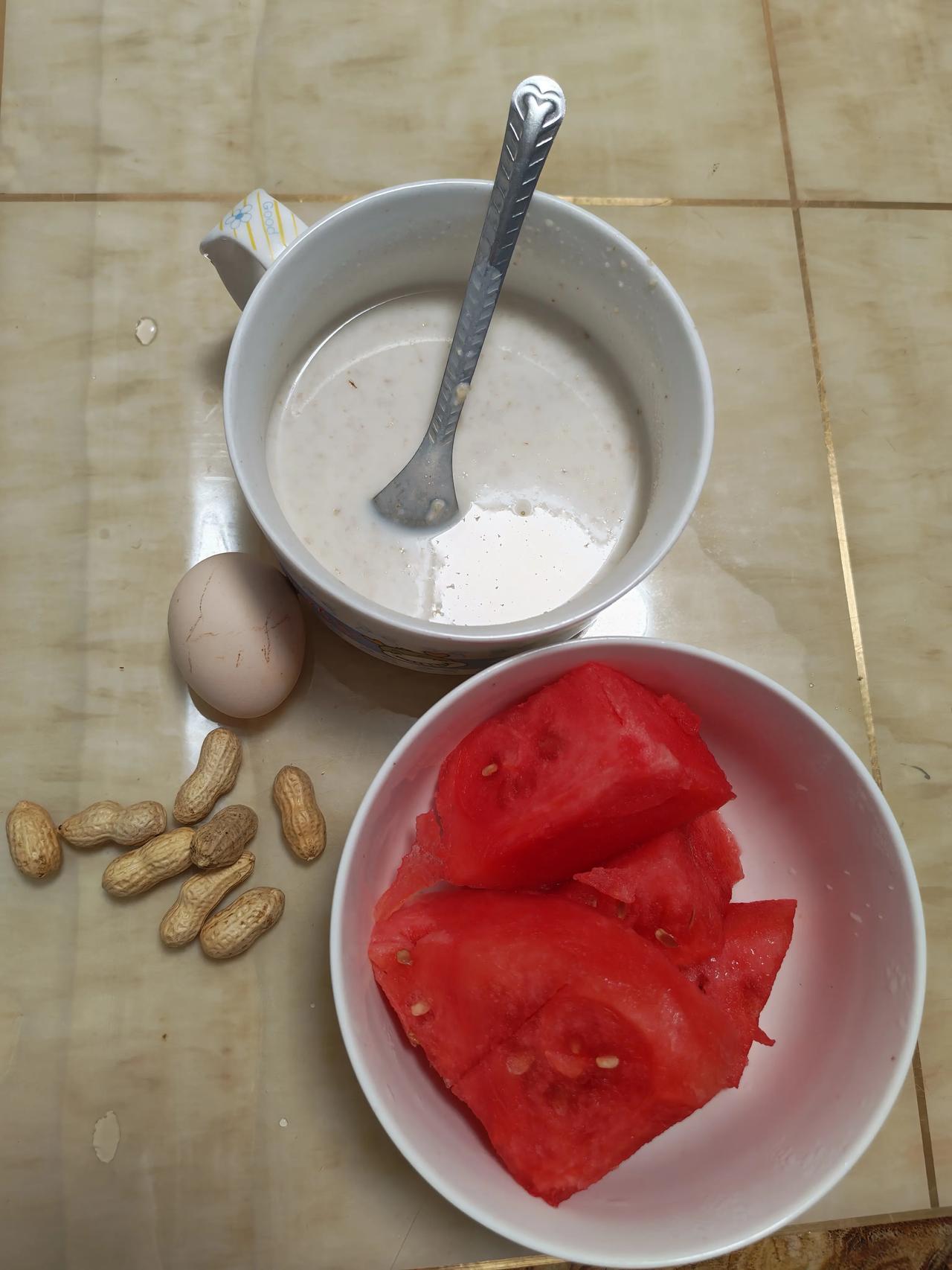 简简单单的早餐，平淡日子也有小滋味
 
清晨的烟火气，就藏在这一桌简单的早餐里。
