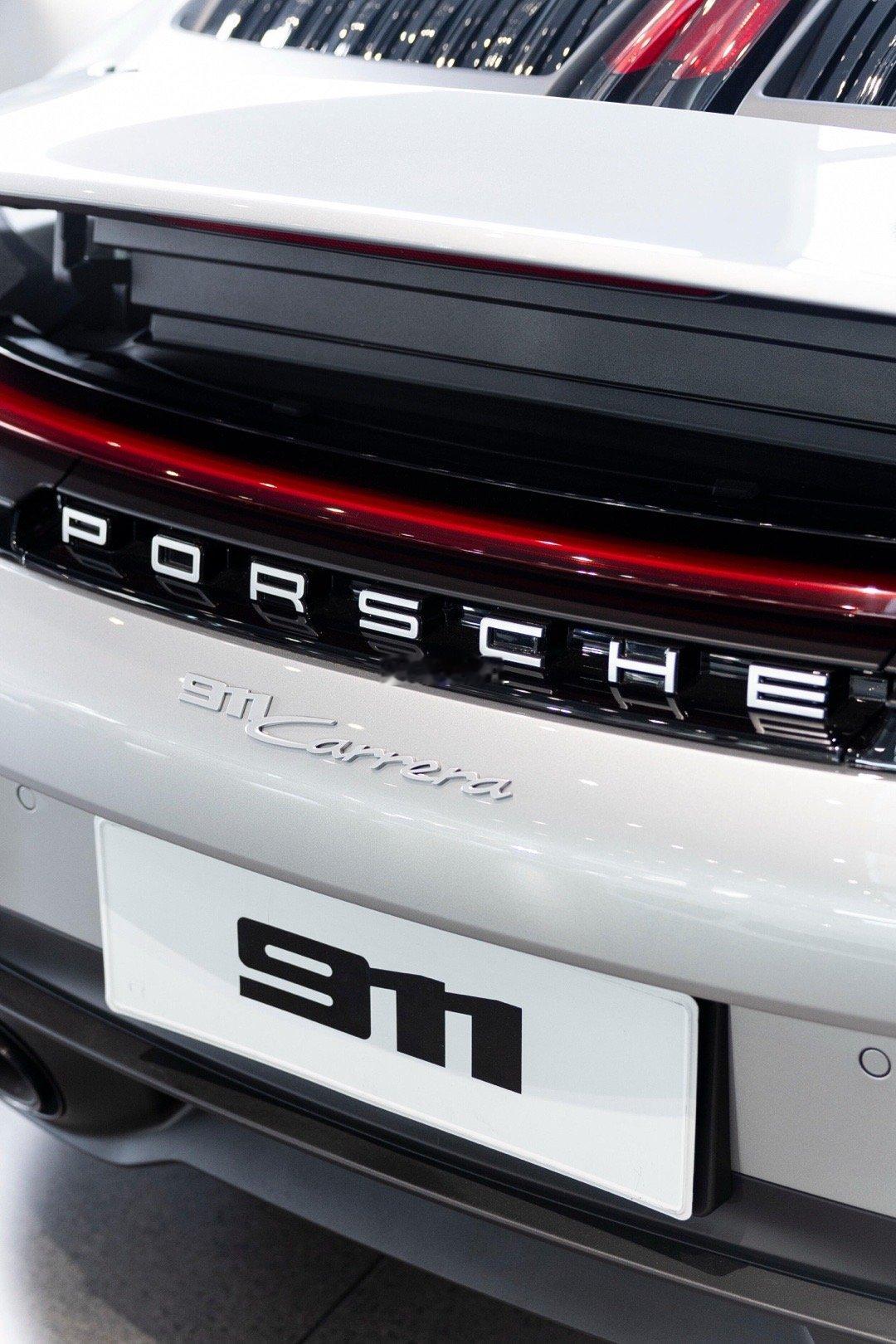 911GT银外红内 经典永不过时GT银真的是911最有灵魂的颜色阳光下泛着淡淡的