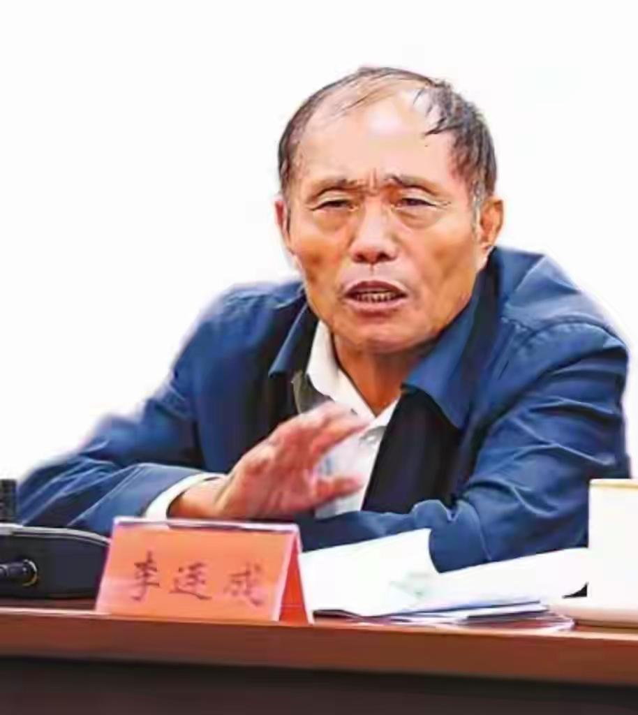 全村首富，当上支书。甘愿吃亏，让利百姓36年，带领大家共同致富，一举成为全国文明