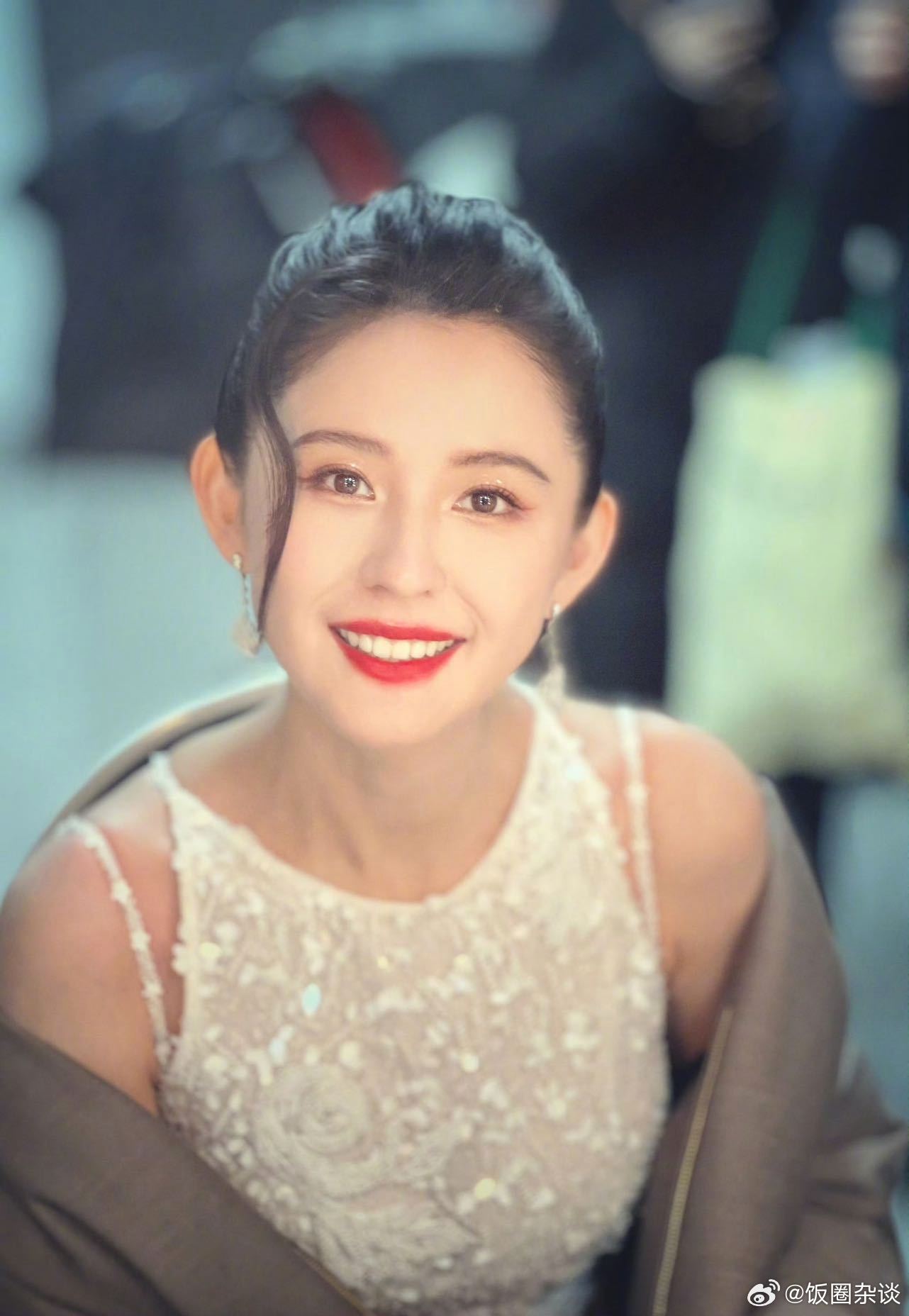 内娱终于有明星拍出电影感画面了 谁能想到黄觉还是个隐藏的摄影大神啊？看他拍的那几