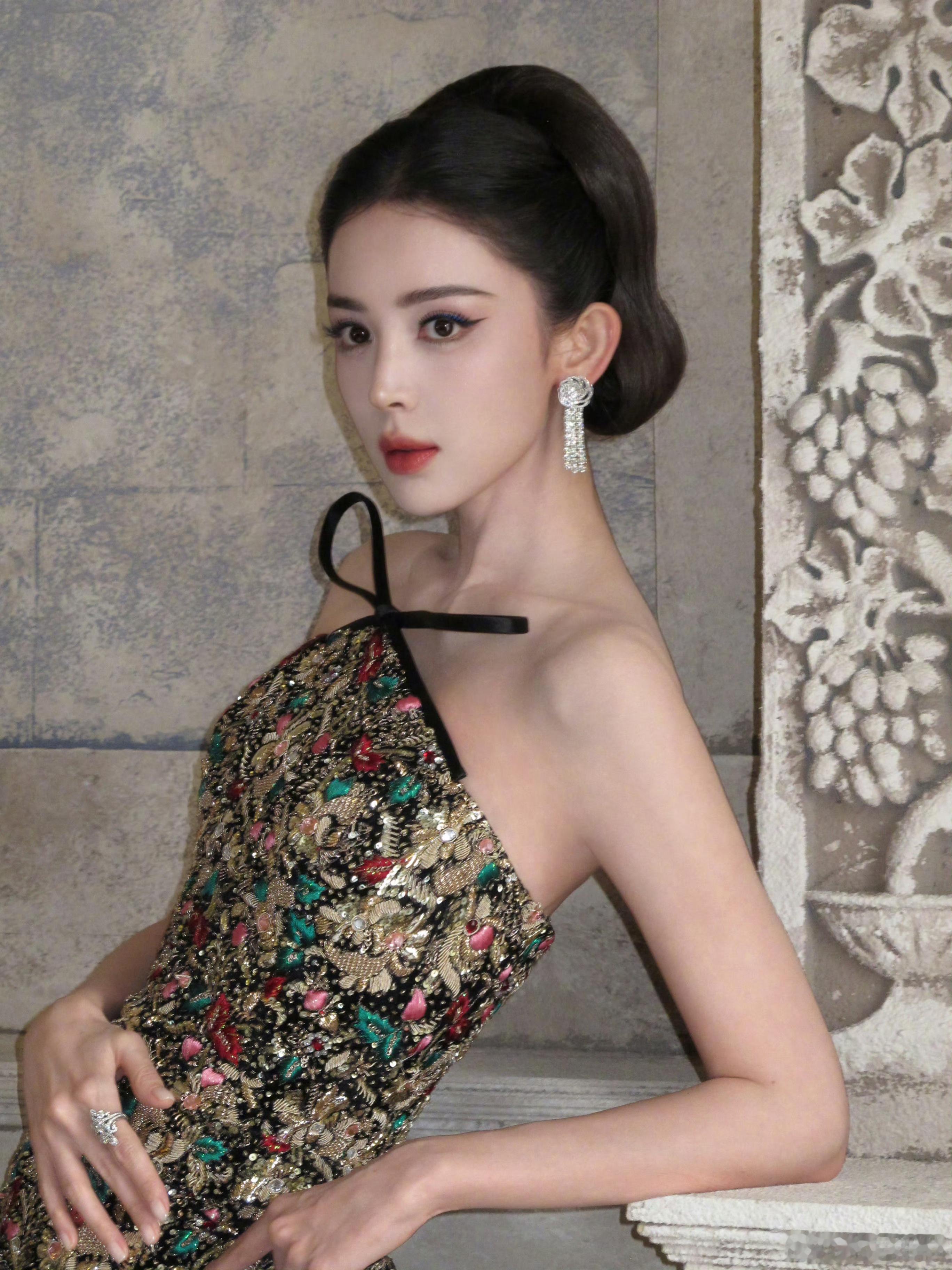 “你美而自知吗”“我知道啊”娜扎这张脸简直完美VOGUE红毯 ​​​