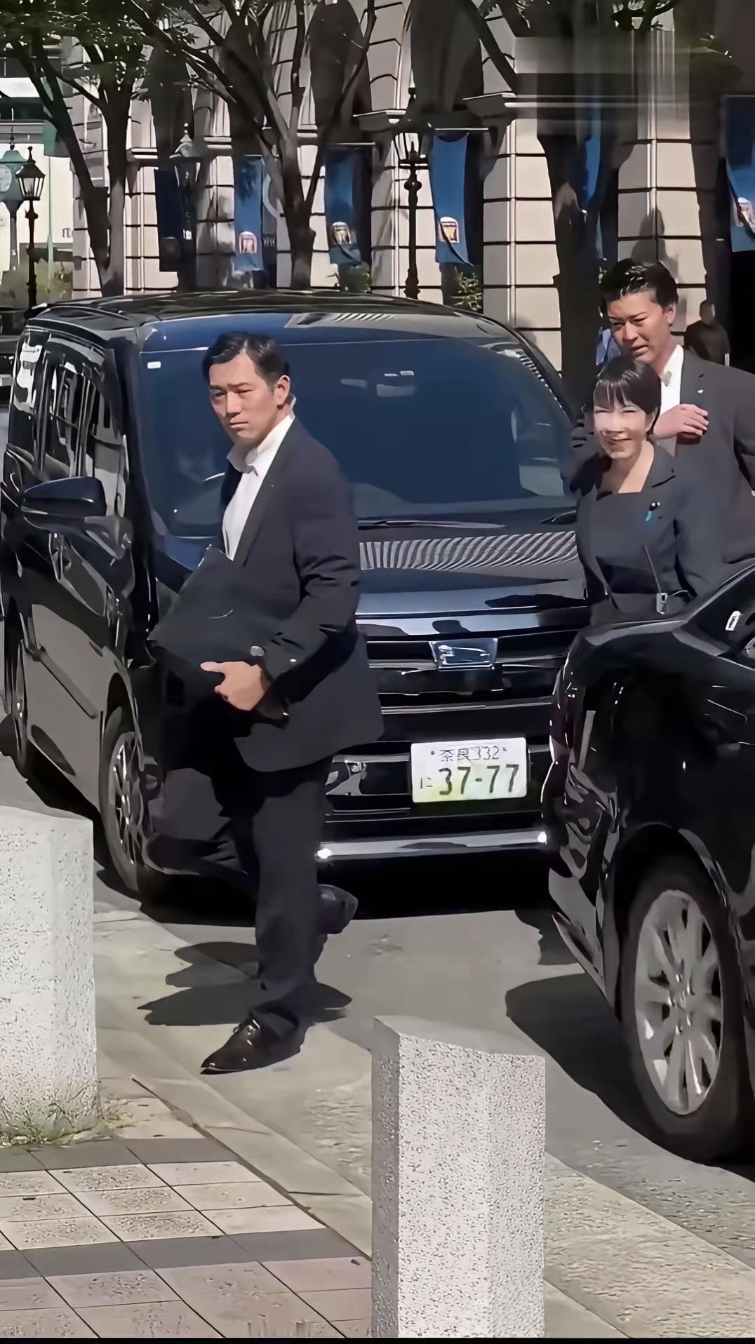 刚刚看到一个视频，我惊呆了！高市早苗从一辆车上下来，这辆车的车牌号是37-77！