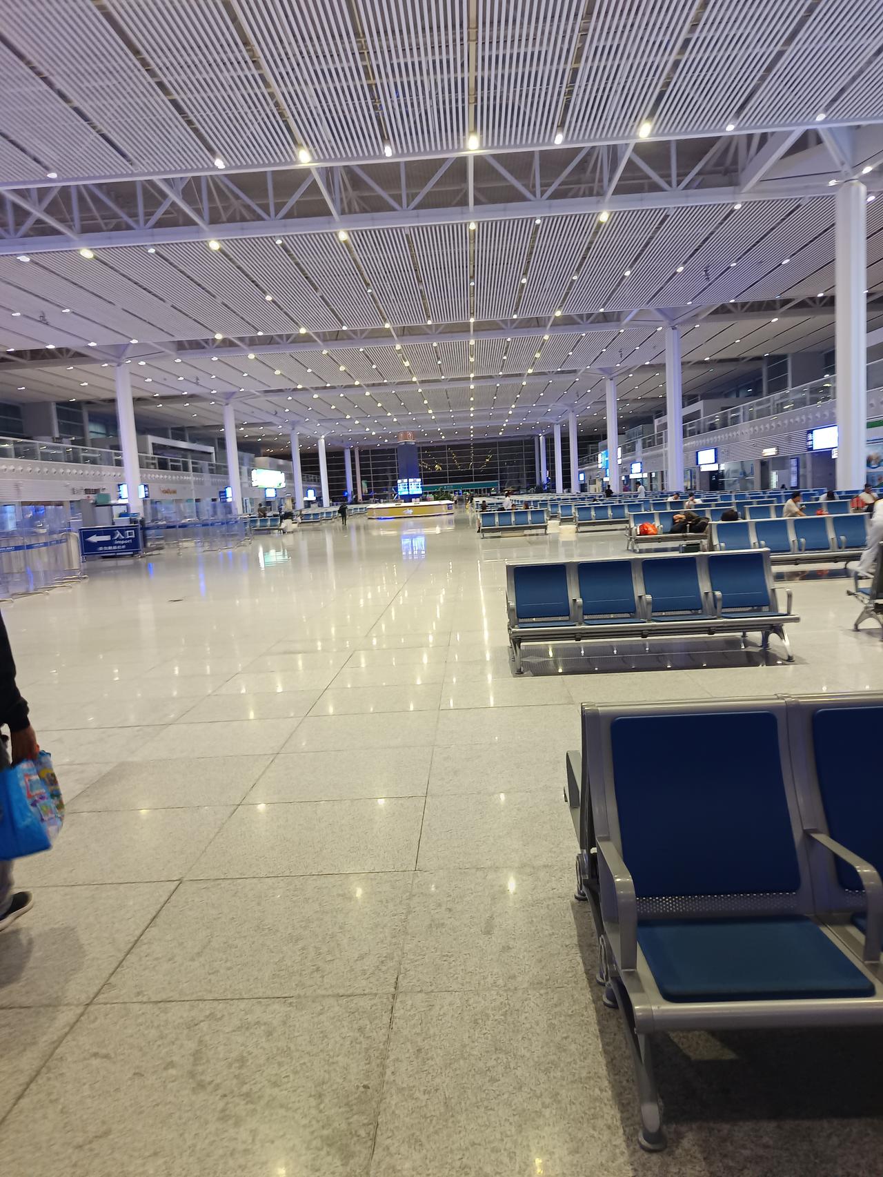 准备跟家人出发去上海旅游，凌晨三点就起床了。出门之前还一直担心，杭州夜里下着大暴