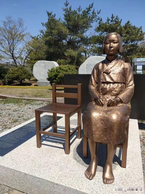 韩国和俄罗斯用两尊雕塑让日本人破防。
一个是韩国民间团体在日本驻韩大使馆门前对面