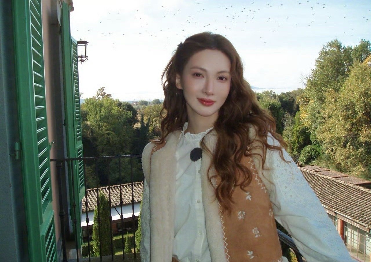 金晨事故1个月后亮相被赞变美了就是因为鼻子撞了去整了，几年鼻子都换了几个样了