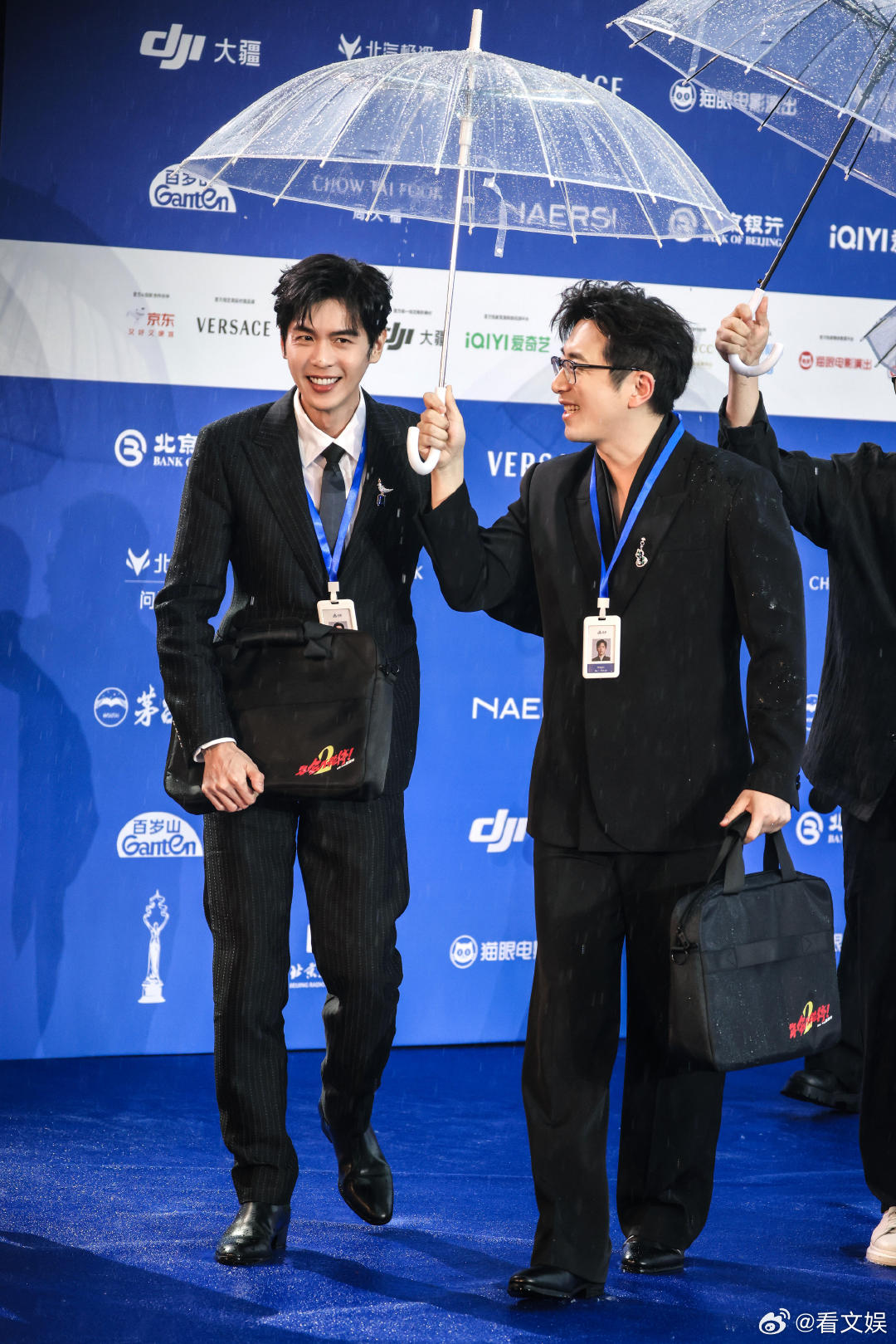 陈哲远简直爽文男主来的 陈哲远特别的存在别人追逐热度，他安心打磨自我，陈哲远兼顾