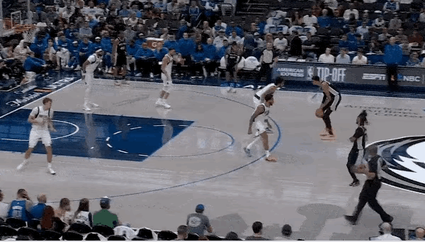 文班亚马弧顶连续运球，后撤步干拔三分完成3+1