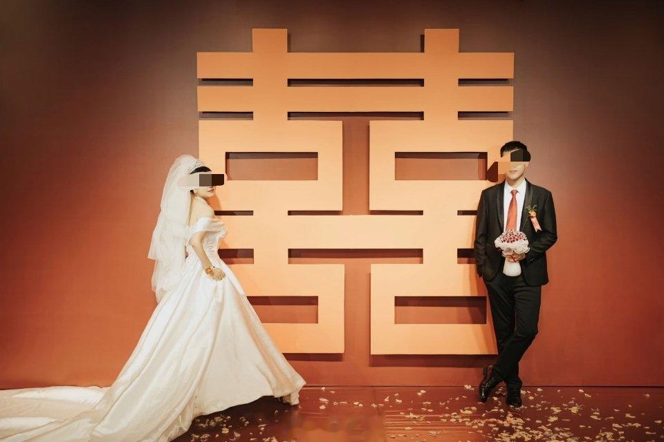 #00后来整顿婚礼了#关键新人还那么帅、那么美、那么搭！这种简约风，真的给人一种