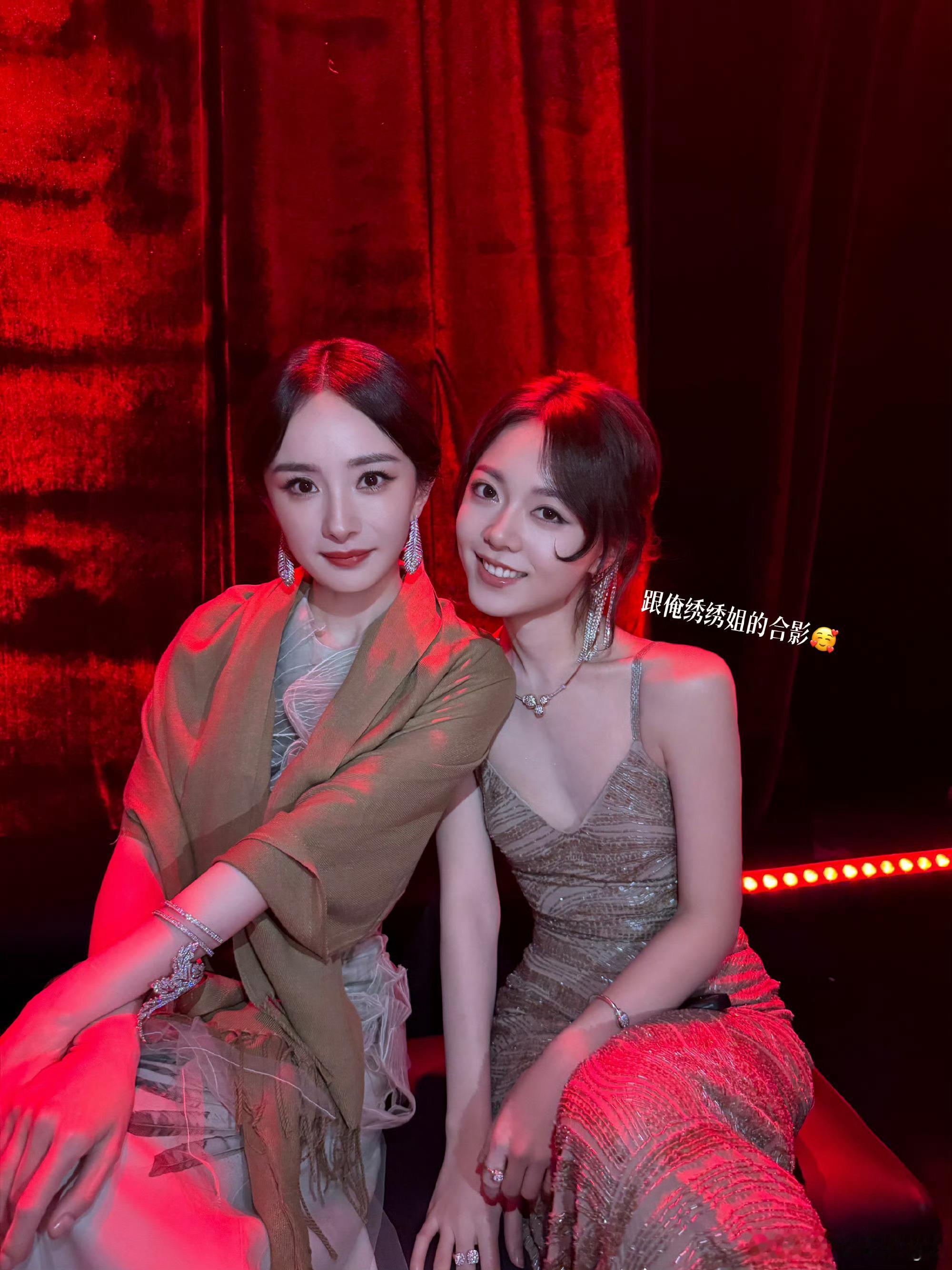 赵今麦很开心的一个晚上赵今麦晒与杨幂合影 赵今麦晒与杨幂合影 ​​​