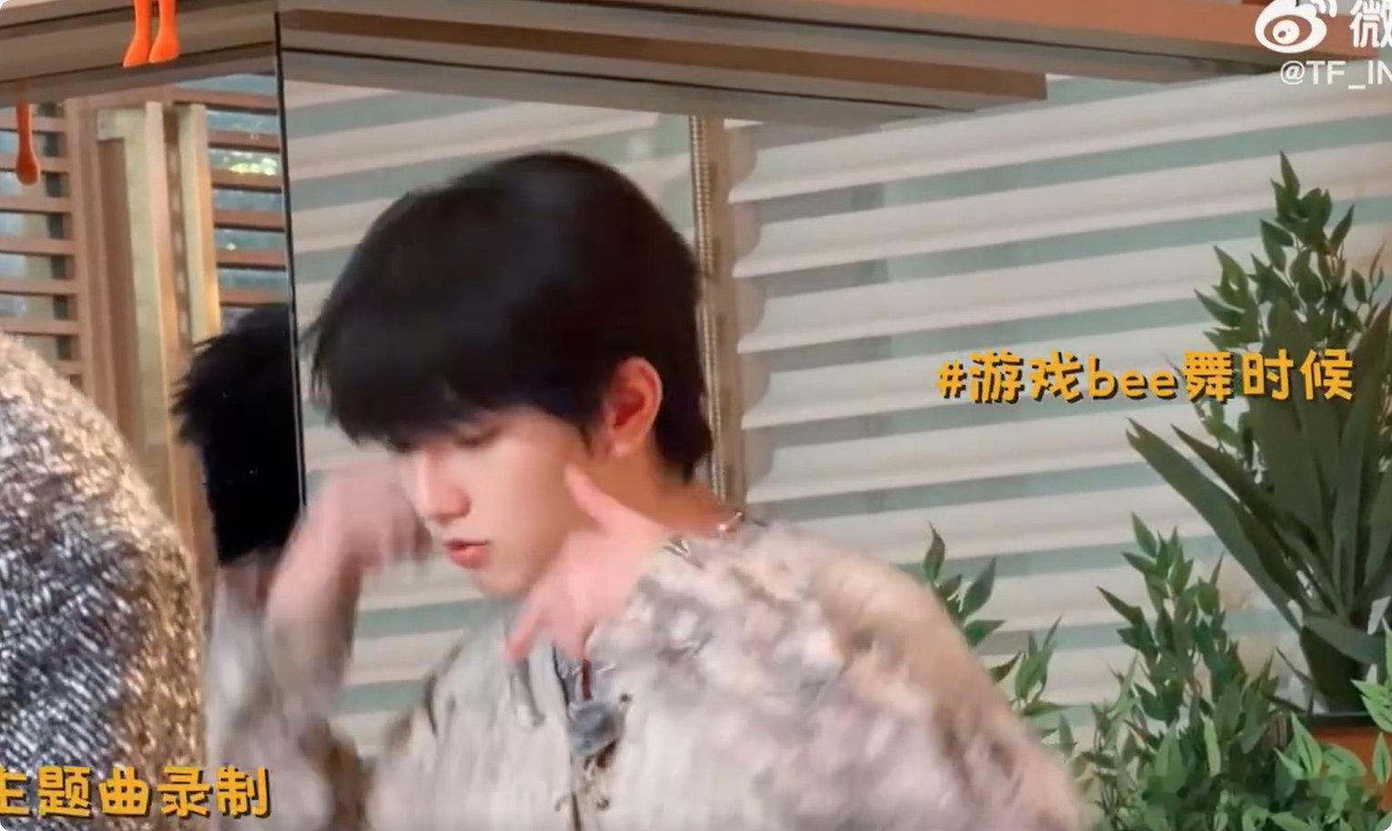 穆祉丞周五晚高疯vlog周五晚高疯可爱与帅气双在线！穆祉丞这个 vlog 直接封