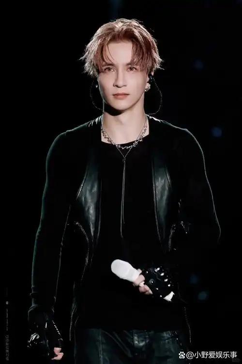 近日，薛之谦在某场演唱会上的举动引发广泛关注。演出进行到一半时，他竟宣布退票，这