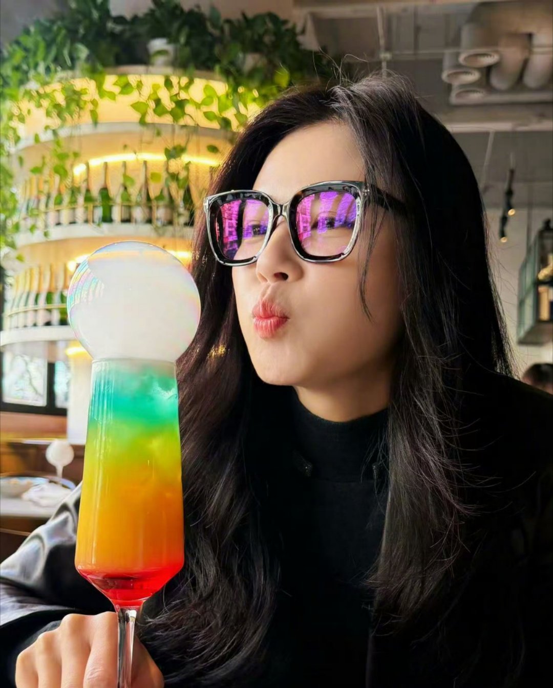 原来是去咖啡馆的照片！宝到哪都想着我们呢 真双向奔赴了刘涛