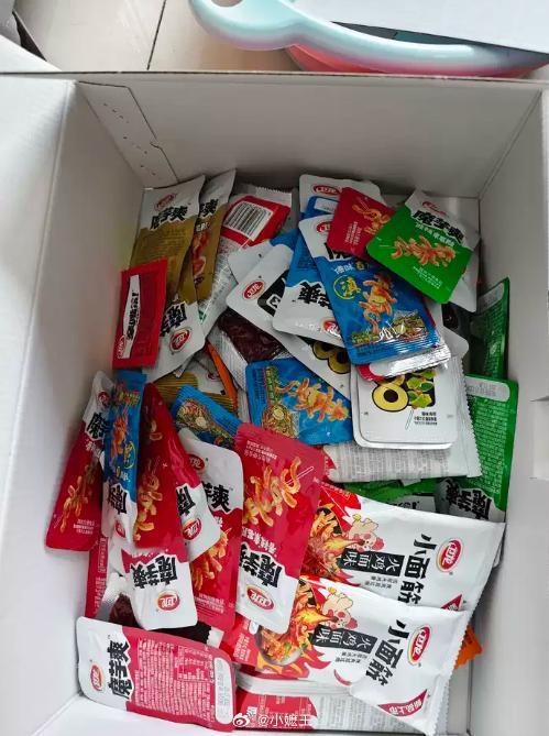 给闺蜜挑生日礼物想了三天，最后送了卫龙嗨吃爽爽包。她是时代少年团死忠粉，拆箱时看