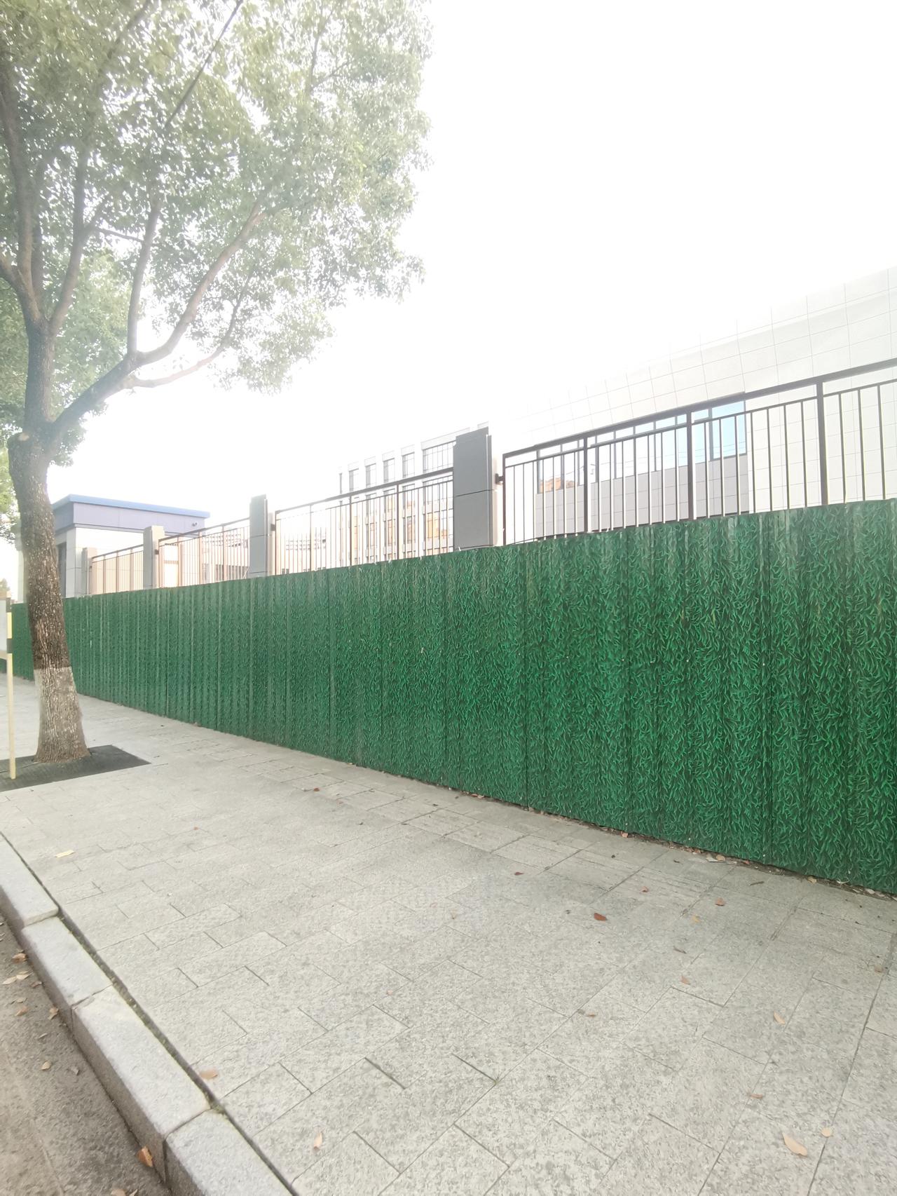 马山治安中心的围墙栏杆装上去了，还没有涂漆。