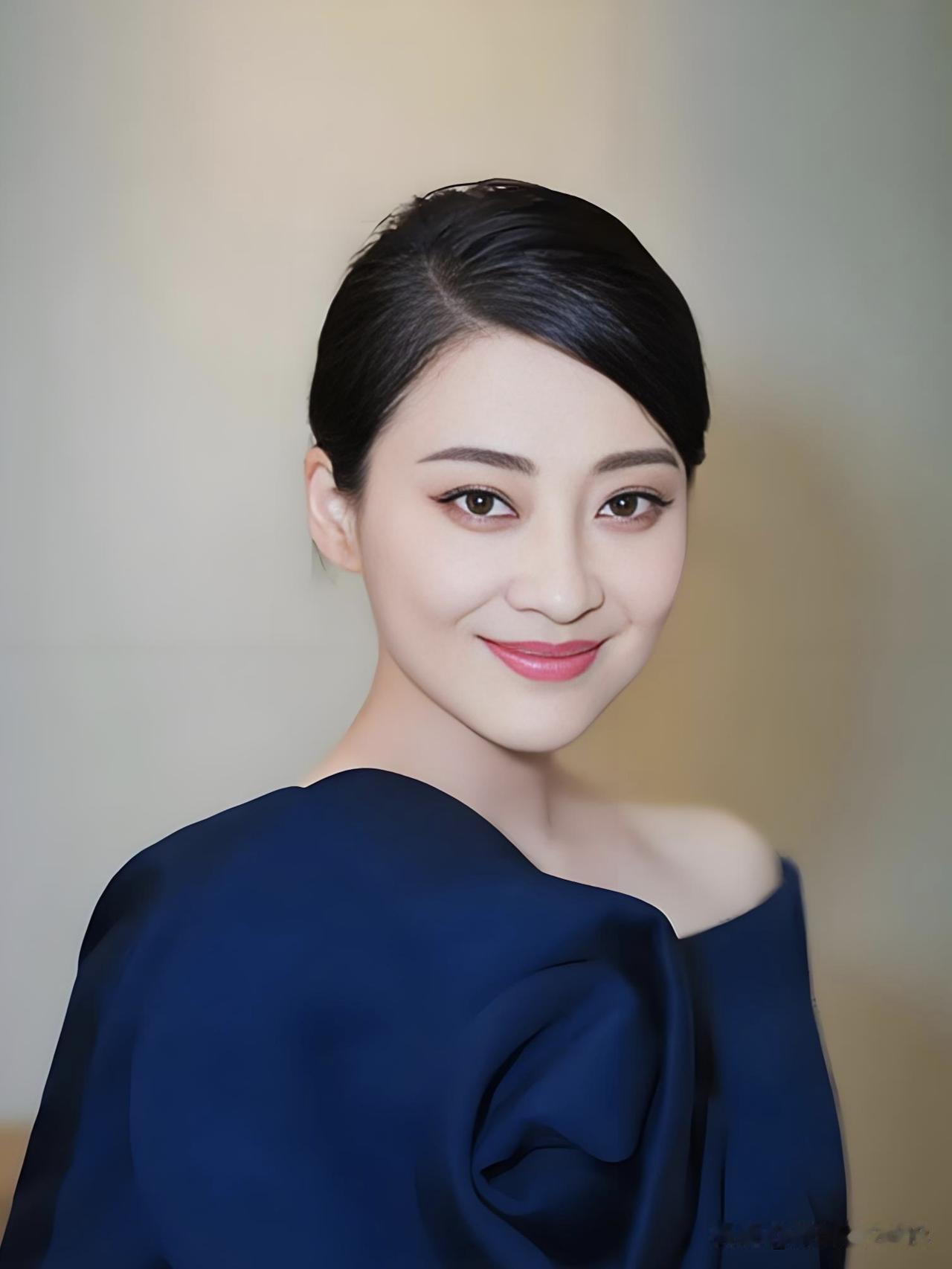 梅婷，气质如兰，演技深邃。从《不要和陌生人说话》到《父母爱情》，她用细腻诠释人间