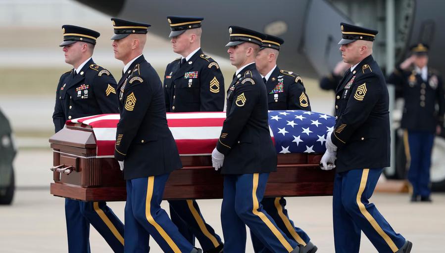 圣诞前夜，两名在叙利亚沙漠袭击中丧生的爱荷华州国民警卫队成员的遗体，从爱荷华州空