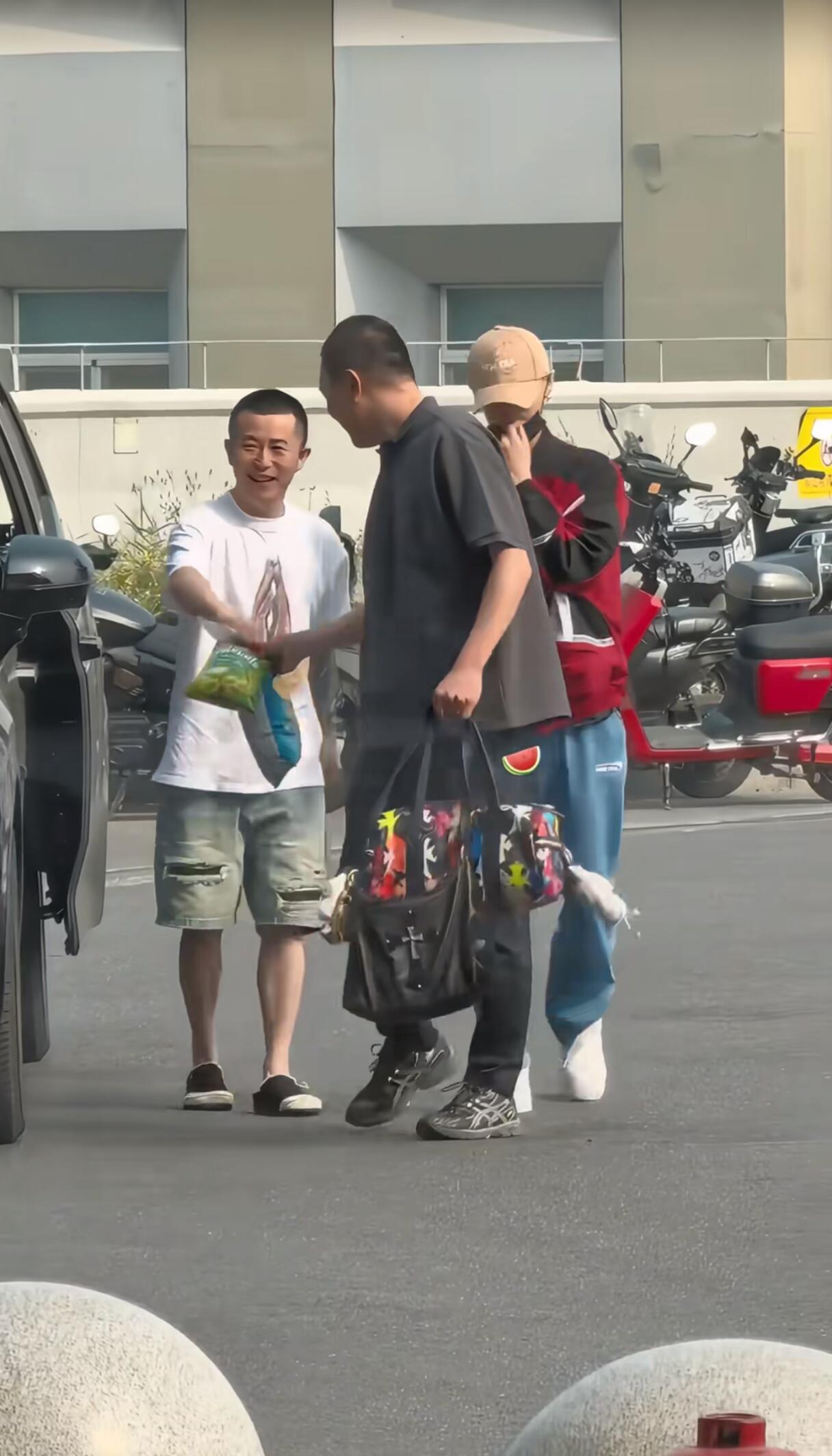 鹿晗的保镖和司机都陪着鹿晗一起剃寸头了！ 