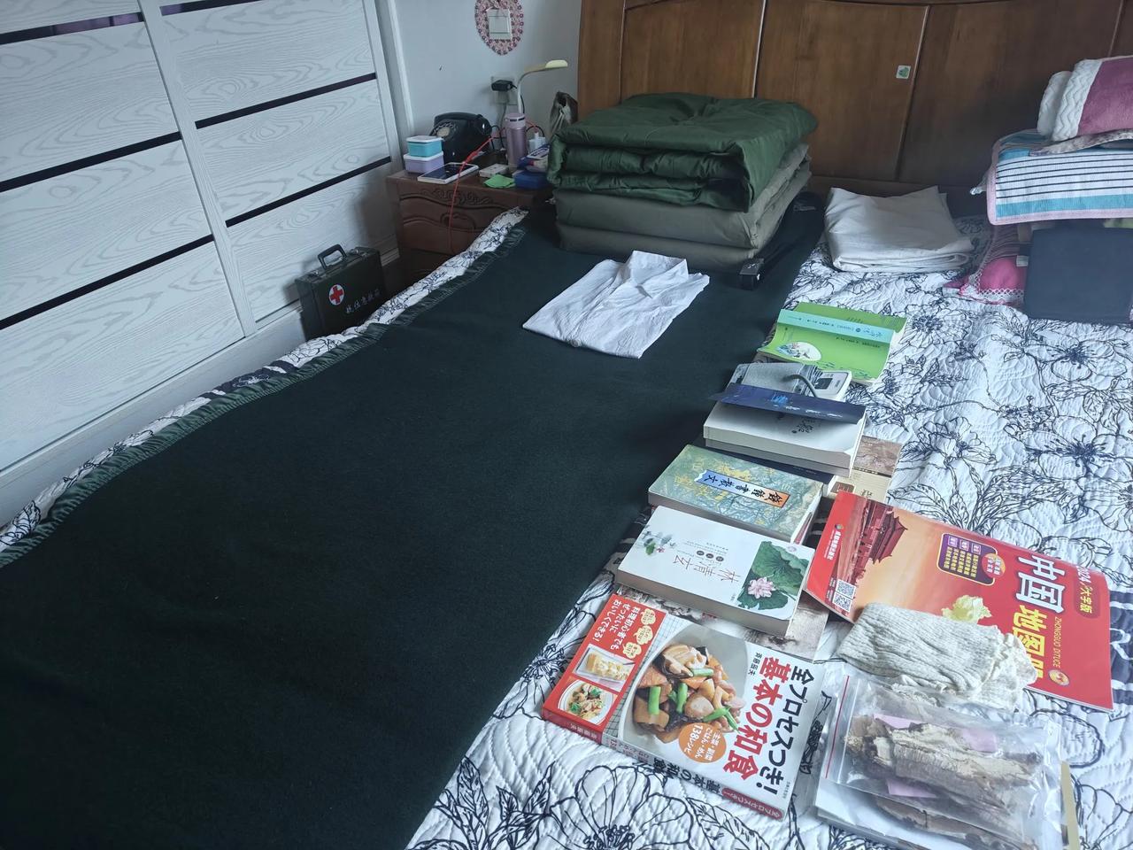 起床了，岁数再大再老再糊涂，也得认真叠内务，虽然不如刚刚入伍的新兵叠的规整，这把