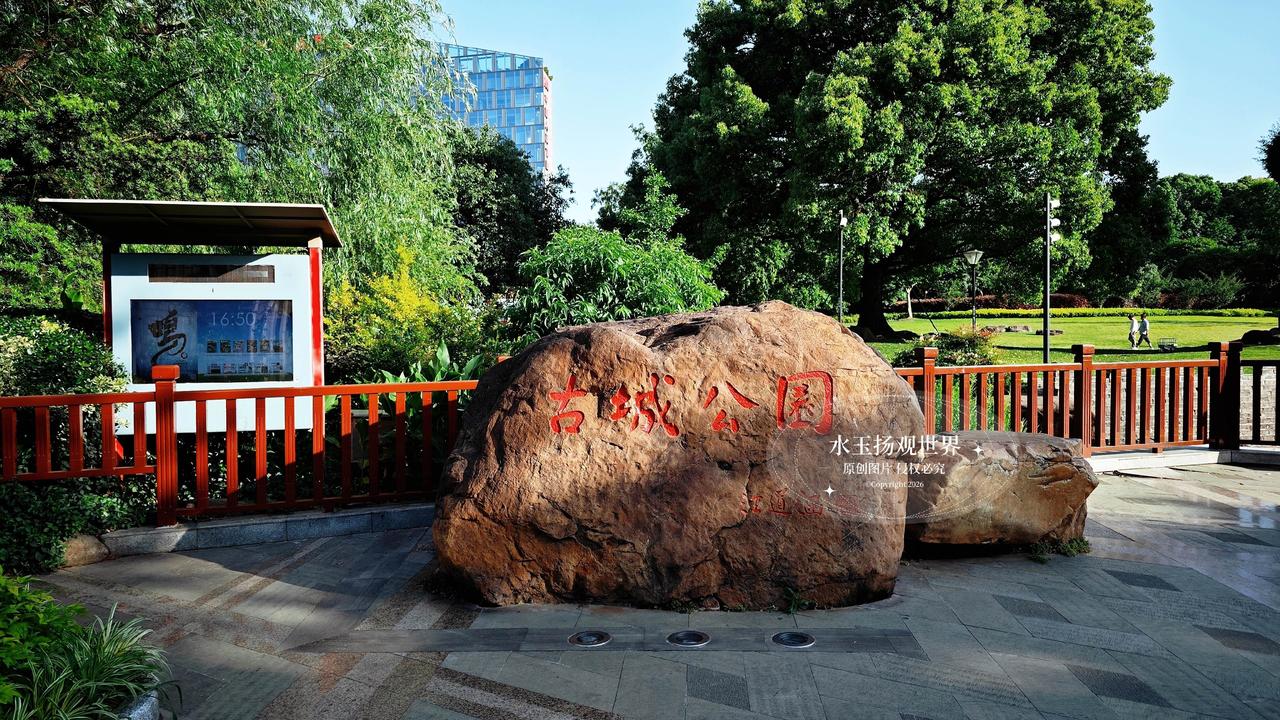 来上海逛豫园，十个人里起码八个人会错过一墙之隔的古城公园，说实话我之前来了三四回