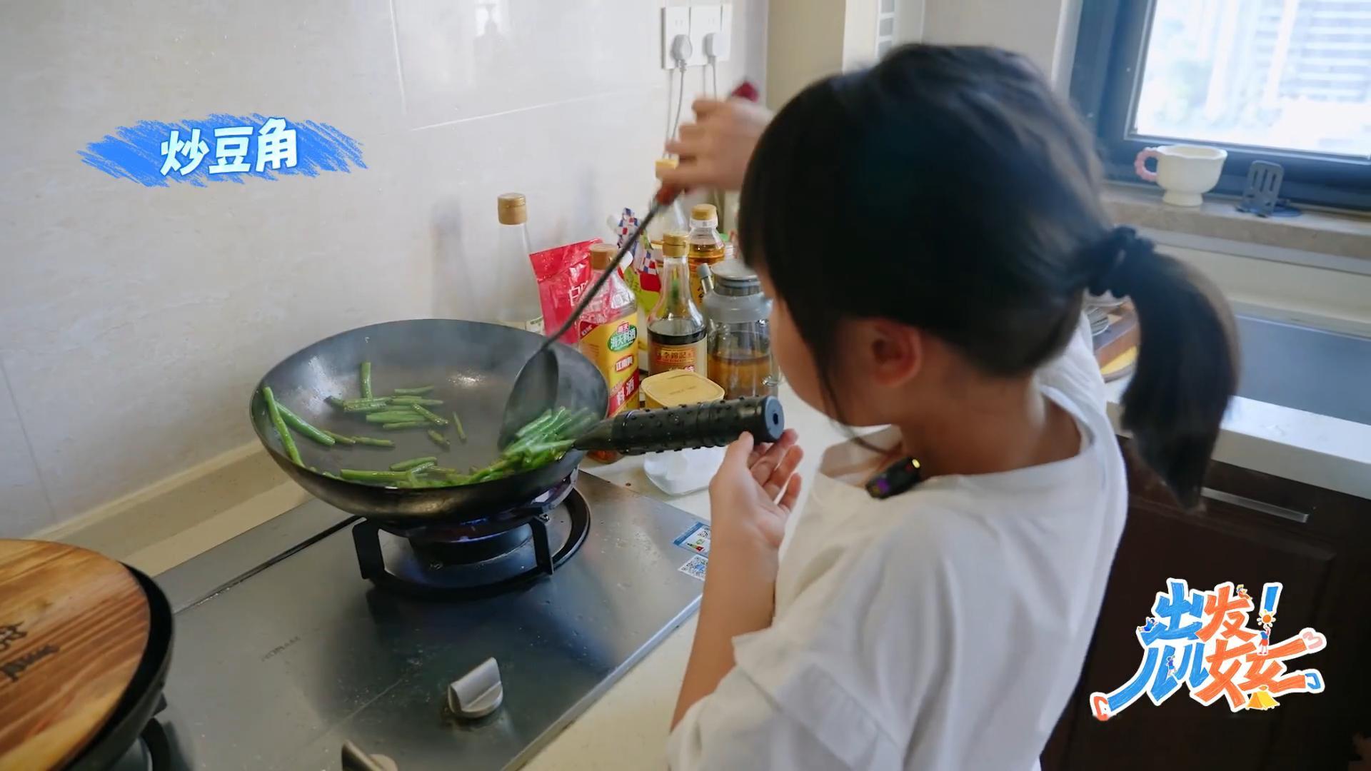 10岁萌娃承包一家五口伙食出发儿儿女女 刷到节目这段直接被震撼到，十岁小姑娘包揽