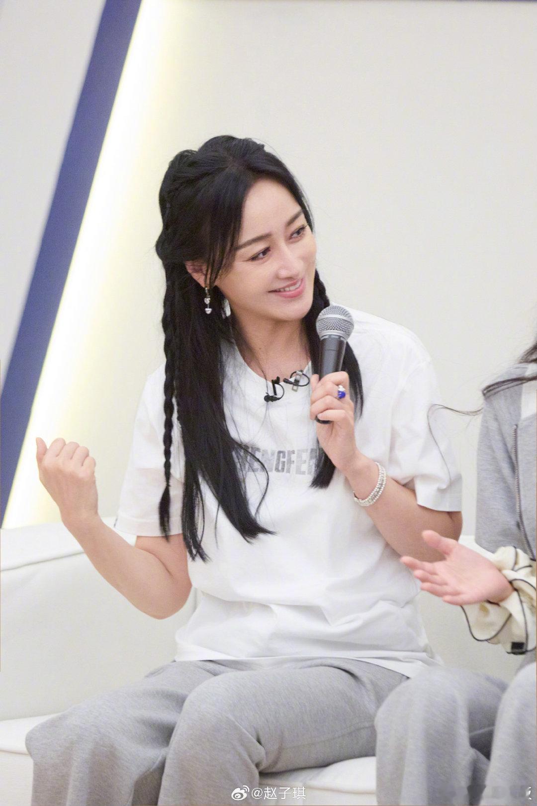 赵子琪 管他呢 近日，因在《乘风2026》一公被淘汰引发热议。4月11日，她发文
