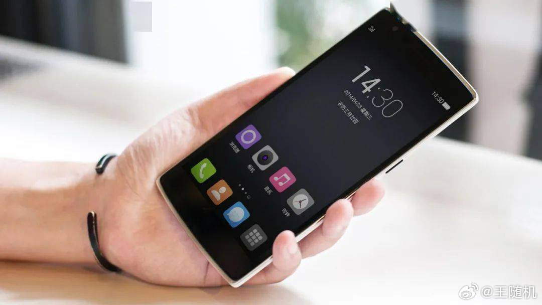 去年没换手机的人后悔了吗 其实现在换也不晚，反而旧旗舰机更便宜了，买一个用上三五