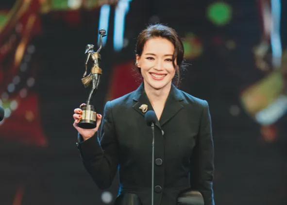 舒淇获新晋导演奖
荣获这个大奖
真的是实至名归啊！[赞]