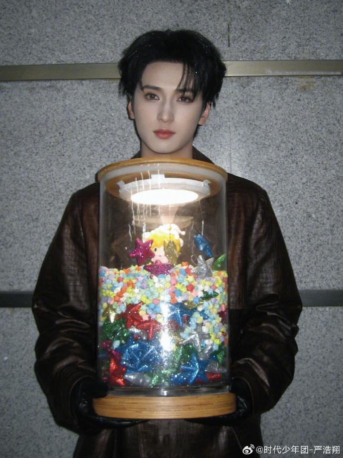 【】11月23日， 晒照庆祝时代少年团出道六周年，配文：“第六年了，六周年快乐 