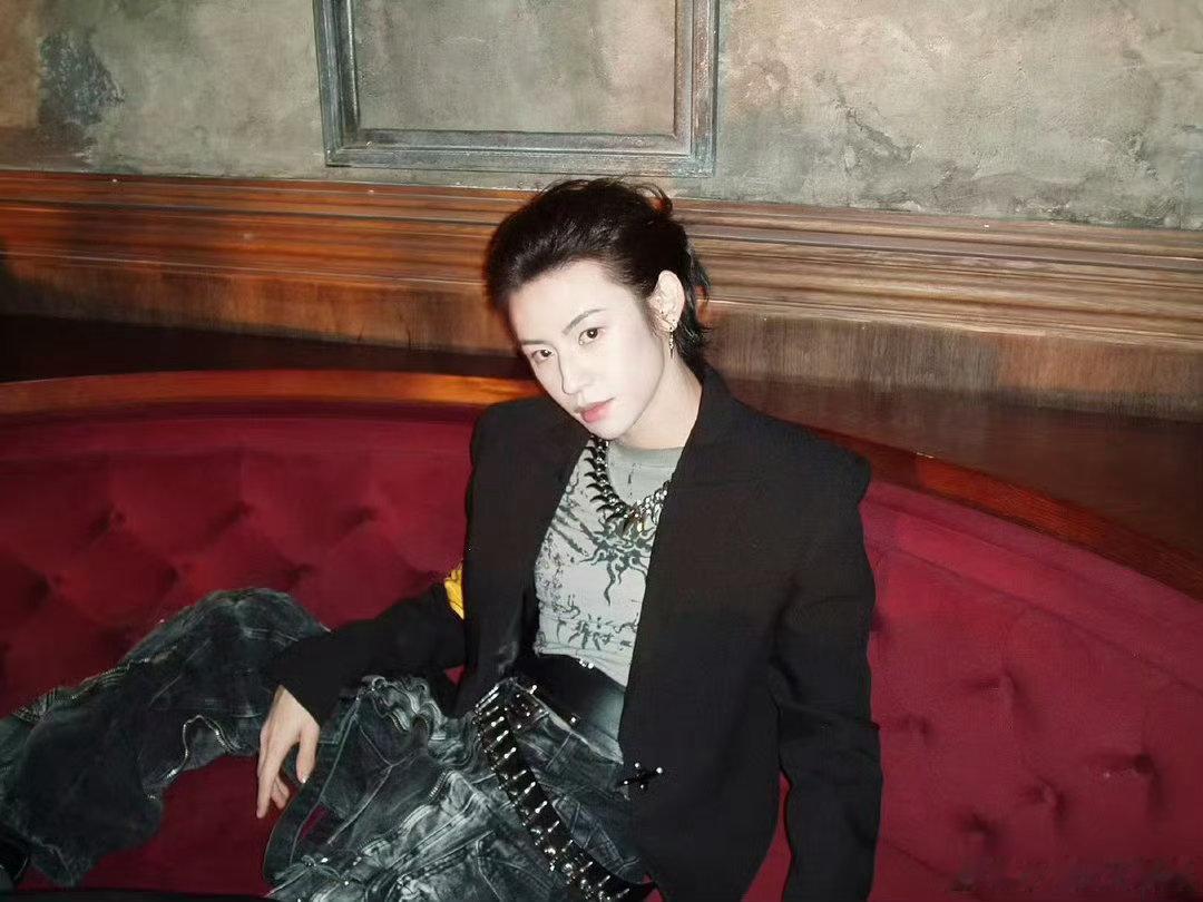 小鬼人老了干什么都心酸 突然觉得小鬼有点可爱。问出“不再依赖哥哥算长大吗”的时候