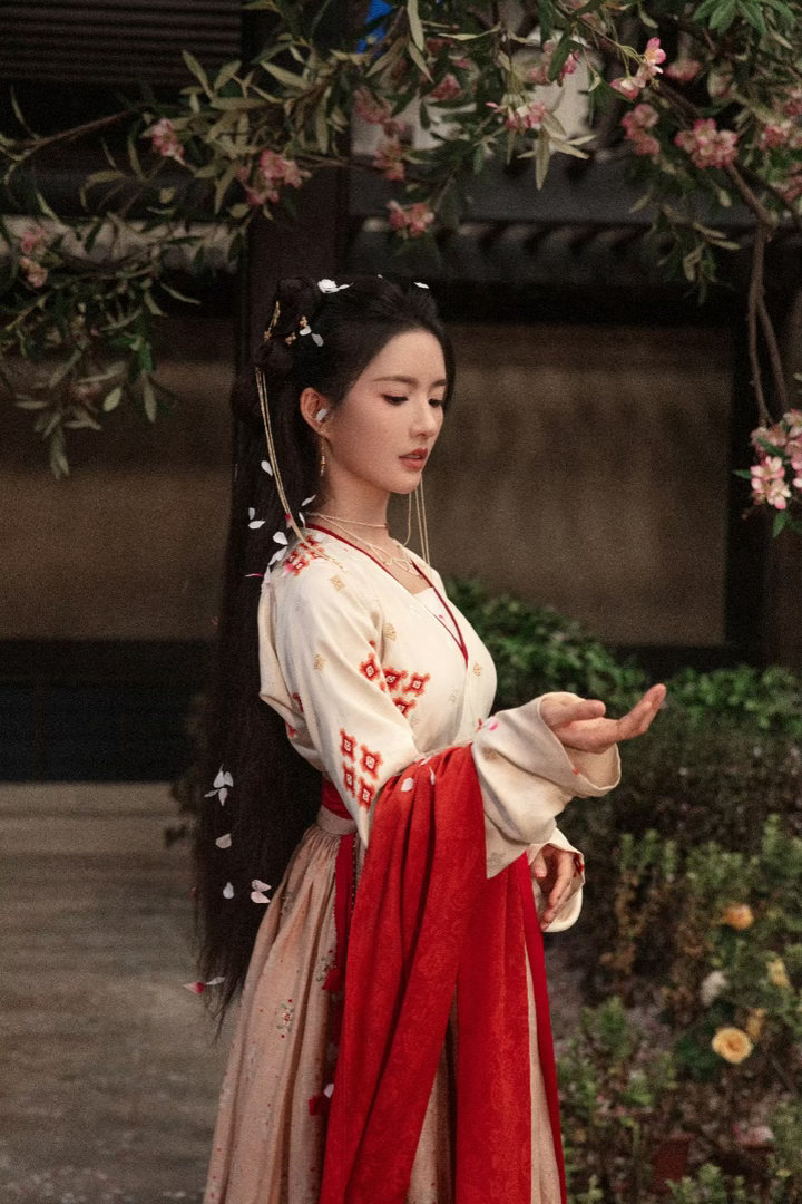 刘些宁出道十周年 星光不负赶路人，有梦想的人总会到达彼岸，祝贺出道十周年快乐，漫