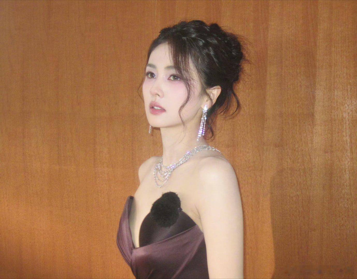 白鹿“我是叶璃”期待鹿鹿的新角色，早日见面[打call] ​​​