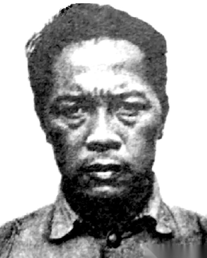 1951年8月24日，安徽公审大会现场，一份死刑判决书重重拍在国军中将李本一的面